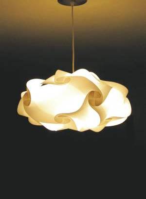Iluminaci&#243;n - L&#225;mparas inspiradas en el origami. Con las formas org&#225;nicas del origami y la flexibilidad del pl&#225;stico, Anna Bannana Arte & Dise&#241;o crea bellas l&#225;mparas de techo, mesa y pie, ideales para decorar todos los rincones del hogar. Informes: 313 06 74 - 321 700 01 53. En Facebook: Anna Bannana.
