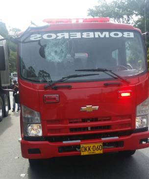 El vehículo sufrió daños en el vidrio panorámico por una de las piedras que estaban arrojando los manifestantes. FOTO Policía Nacional