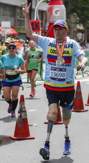 Este hombre con prótesis en sus piernas y mano izquierda corrió los 5 kilómetros de la Maratón. FOTO ROBINSON SÁENZ