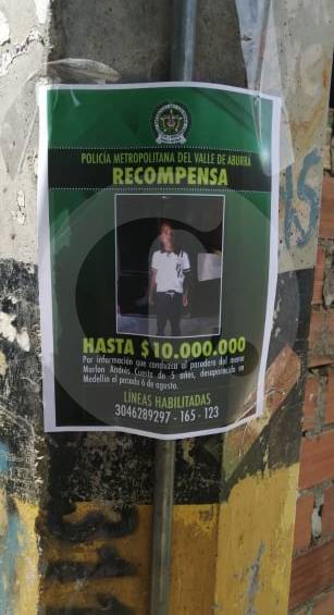 En los postes y muros del barrio hay afiches del niño extraviado. FOTO MATEO ISAZA