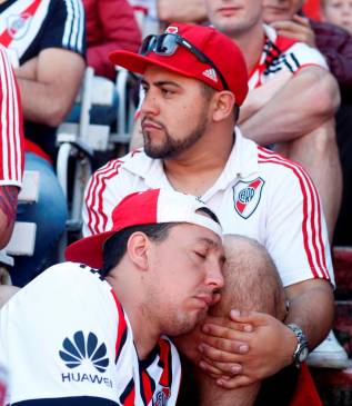 Los hinchas de River Plate que lograron ingresar al Monumental esperaron más de cuatro horas por el inicio del partido que nunca llegó. FOTO REUTERS
