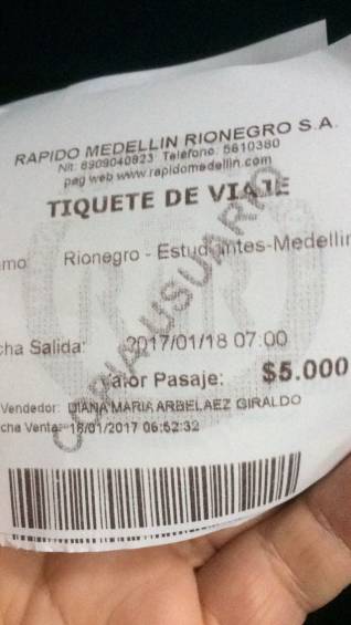 Este es el recibo que le dieron a Jairo Restrepo por el tiquete de este miércoles, entre Medellín y el Hipódromo de Guarne. Según él, ese pasaje le costaba el año pasado 3.500 pesos, subió a 4.000 por la inflación y después a 5.000 por el cierre de la autopista Medellín-Bogotá. 