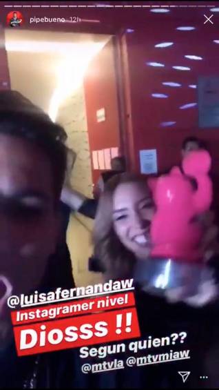 El beso de Luisa Fernanda W a Pipe Bueno en los MTV MIAW