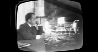 Una captura de pantalla de televisión muestra al presidente Richard Nixon en la Oficina Oval hablando a los astronautas del Apolo 11 en la luna mientras Buzz Aldrin y Neil Armstrong caminan sobre la superficie lunar, el 20 de julio de 1969. FOTO: Robert Knudsen / Casa Blanca / Administración de Archivos y Archivos Nacionales de los Estados Unidos