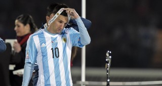 Messi se retiró la medalla que le entregaron al segundo lugar y dicen que tampoco quiso recibir premio al mejor jugador. FOTO afp