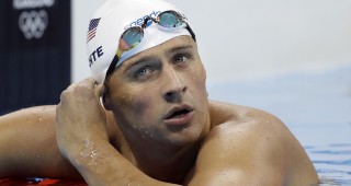 Las marcas Speedo y Ralph Lauren anunciaron este lunes el fin de sus contratos con el nadador estadounidense Ryan Lochte. FOTO AP