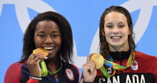 Simone Manuel (izq.) y Penny Oleksiak compartieron el oro en la final de los 100 libre de los Juegos Olímpicos de Río. FOTO AP