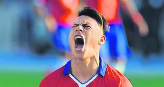 El atacante chileno Eduardo Vargas, goleador de la Copa América, en la celebración de primer título del país en el certamen. FOTO AFP