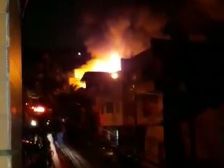 Grandes llamaradas provocó el incendio en el parqueadero. 