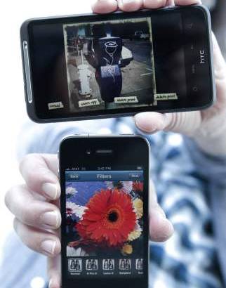 AP - El quinto mayor fabricante de teléfonos móviles inteligentes del mundo, el taiwanés HTC, introdujo dos modelos modelos centrados en las redes sociales, además de las nuevas versiones de sus modelos Desire, Wildfire e Incredible.