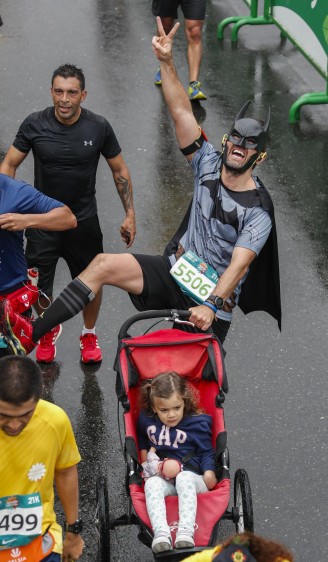 Junto a su hijo, este Batam corrió la Maratón. FOTO ROBINSON SÁENZ