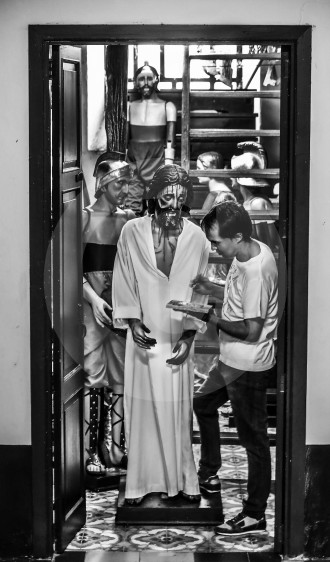 Las figuras religiosas se restauran y engalanan para los ritos de Semana Santa. FOTO: MANUEL SALDARRIAGA 