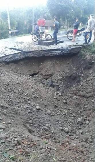 Daños en la vía Panamericana. Foto tomada de @SophyCh_E