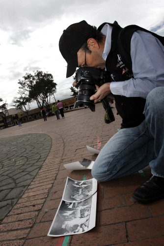 Colprensa - El reportero Jos� Ruiz se�ala el lugar en donde fue el atentado a Luis Carlos Gal�n.