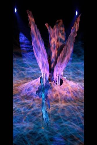 Contra la pared - En un apartamento donde con frecuencia se realizan reuniones sociales, esta mesa se despliega del muro y se convierte en otro centro de la fiesta. Una vez está cerrada, la mesa luce como una pieza importante. Combina chapilla roble negro y roble gris.