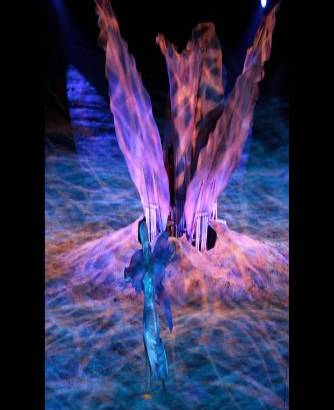 Contra la pared - En un apartamento donde con frecuencia se realizan reuniones sociales, esta mesa se despliega del muro y se convierte en otro centro de la fiesta. Una vez está cerrada, la mesa luce como una pieza importante. Combina chapilla roble negro y roble gris.