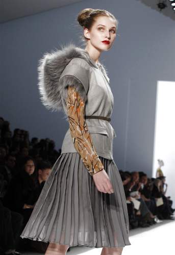 Reuters - Los egipcios celebraron en un ambiente de carnaval en las calles y la gente se abrazaba en la plaza Tahrir de El Cairo, el principal foco de las protestas.