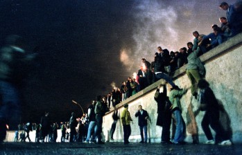 Berlineses occidentales rompen el muro de Berlín con martillos y cruces. Foto de archivo tomada el 10 de noviembre de 1989. FOTO AFP