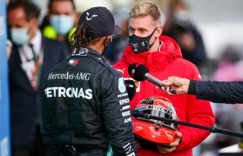 Lewis celebró orgulloso su triunfo. Recibió, por parte de Mick Schumacher, el casco de su padre Michael, de quien se desconoce el estado de salud tras accidentarse en 2013. FOTO GETTY