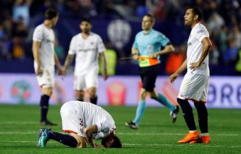 Así terminaron los jugadores del Sevilla tras la derrota con Levante, el viernes. FOTO EFE