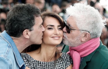 Antonio Banderas, Penelope Cruz y Pedro Almodovar presentaron en Cannes la cinta. FOTO Efe