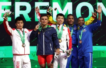 Óscar Figueroa, al extremo derecho, con su medalla de bronce ganada ayer en la división de 67 kg. FOTO cortesía IWF
