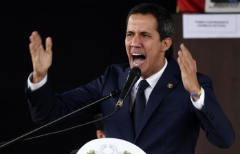 El presidente interino de Venezuela, Juan Guaidó, desconoció las negociaciones para indultar opositores y promovió un pacto para no participar de los próximos comicios. FOTO AFP
