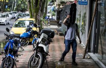 La zona, reconocida por su movimiento comercial, ve constantemente los andenes invadidos por motos y carros que obstruyen el tránsito de personas. FOTO Jaime Pérez