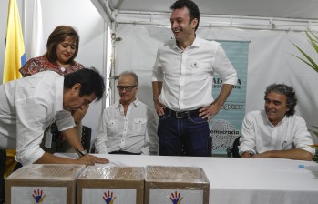 Iván Mauricio Pérez registró su candidatura a la Gobernación el 26 de julio en compañía de Sergio Fajardo. FOTO: Manuel Saldarriaga