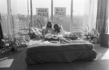 Los artistas recién casados posan el día de su luna de miel, el 20 de marzo de 1969, cuando empezaron una jornada de protestas conocida como “Encamada por la paz”. FOTO Eric Koch / Anefo