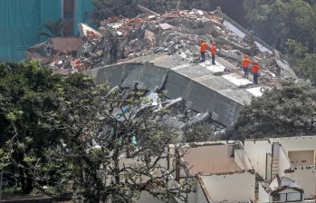 A pesar de la recomendación de las autoridades, muchos curiosos se acercaron a presenciar la caída del edificio en la Loma de los Bernal. FOTO Santiago Mesa