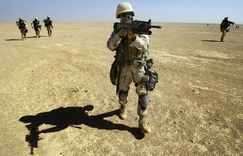 Soldados estadounidenses en la frontera de Irak con Kuwait en 2003. Alrededor de 177.194 tropas aliadas participaron en la invasión. FOTO Reuters