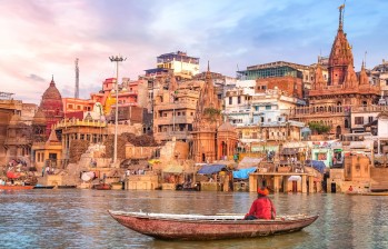 Varanasi (por donde pasa el río) fascina, conmueve, sofoca y repugna; todo, al tiempo. La muerte alimenta la vida como la madera al fuego, un ciclo que se repite hace miles de años, a orillas de un río sagrado, y sucio. . FOTO Sstock