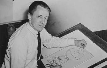 Charles Schulz, con un boceto de Carlitos. Cortesía: Roger Higgins