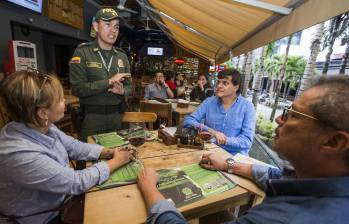 Por medio de perifoneos y visitas a los sitios comerciales, los policías del Distrito 5 de El Poblado estarán socializando la campaña de autocuidado en la comunidad. FOTO julio C. herrera