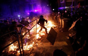 Barricadas en llamas y enfrentamientos entre ciudadanos y policías que dejan un saldo de 74 heridos, ocurrieron el martes en el Paseo de Gracia, en Barcerlona. FOTO Reuters
