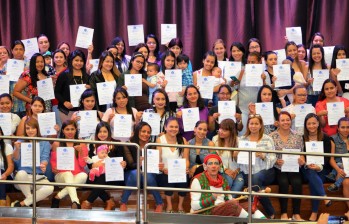 El pasado 1 de diciembre, 100 cuidadores fueron certificados en el teatro de la Universidad CES, en Medellín. FOTO CORTESÍA Ces