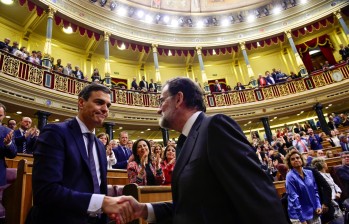 La foto de la jornada, cuando Mariano Rajoy (derecha) fue el primero en felicitar a Pedro Sánchez, en el mismo momento en que fue destituido. Las caras de ambos lo expresaron todo. FOTO Reuters
