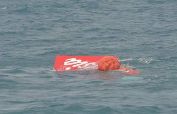 El avión se accidentó el pasado 28 de diciembre en el mar de Java cuarenta minutos después de partir. FOTO AFP. 
