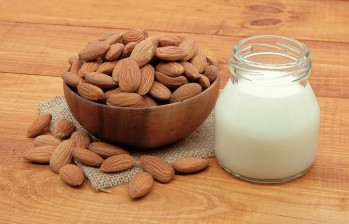 De la leche de almendras también se obtienen las grasas, antioxidantes y proteínas del fruto. FOTO SSTOCK