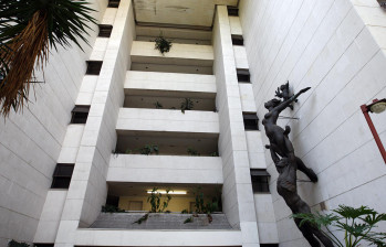 Escultura La Familia, de Rodrigo Arenas Betancourt, estuvo en el edificio Mónaco de Pablo Escobar y ahora estará en el Museo de Antioquia. Foto Archivo EL COLOMBIANO