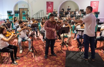 Ensayo de Vengerov con los jóvenes de la Red y el director Juan P. Noreña. FOTO cortesía Wilfredo amaya