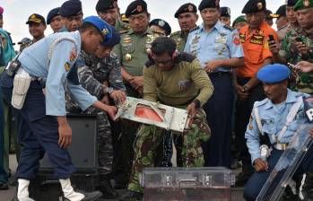 La segunda caja negra se encuentra a bordo de un buque de la marina indonesia a punto de ser traslada a Yakarta, donde será analizada por los expertos. FOTO AFP