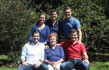 Doña Lía Jiménez de Yepes, con sus hijos Carlos Raúl, Álvaro, Diego, Sergio y María Claudia. FOTO CORTESÍA 