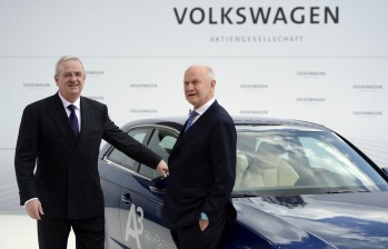Martin Winterkorn, expresidente de Wolskwagen (izq), y Ferdinand Piech, expresidente de Junta, todavía son investigados. FOTO AFP