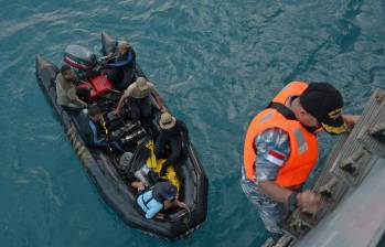 Buzos indonesios hallan cajas negras de avión de AirAsia