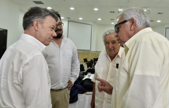 En Cartagena se reunieron los representantes del Gobierno encabezado por el presidente Juan Manuel Santos (Izq), los líderes de Farc y los expresidentes de Uruguay, José Mujica (der fondo) y del gobierno Español, Felipe González (der). FOTO Cortesía Presidencia