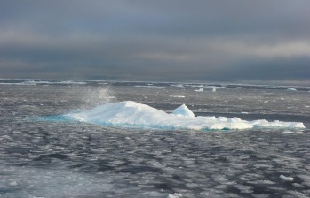 Trozos de hielo en el Pasaje del Noroeste cerca del CCGS Amundsen, un rompehielos de investigación canadiense que navega en el Alto Ártico canadiense. FOTO AFP 