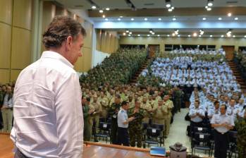 El delegado plenipotenciario del Gobierno Nacional para el Proceso de Paz, general (r) Óscar Naranjo, se dirige a las tropas, este lunes en la Escuela Militar de Aviación ‘Marco Fidel Suárez’ de Cali. FOTO CORTESÍA