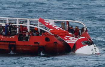 Buques exploradores han descubierto al menos nueve objetos grandes, entre ellos el fuselaje del avión, en el mar de Java. FOTO AFP